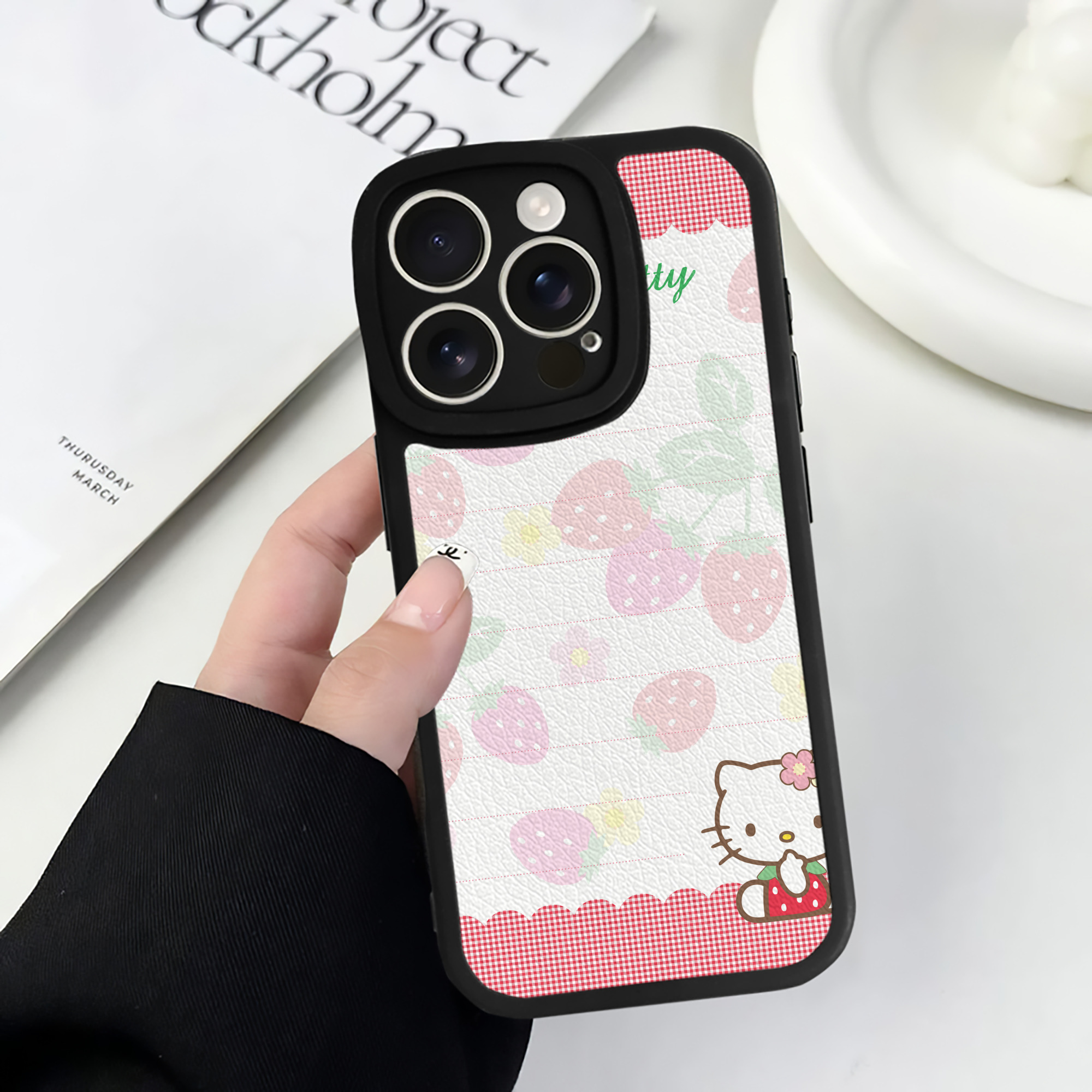 （画像用） Hello Kitty ハローキティ 【iPhone 16シリーズ対応】シリコンスマホケース（レザー調） 材質：シリコン